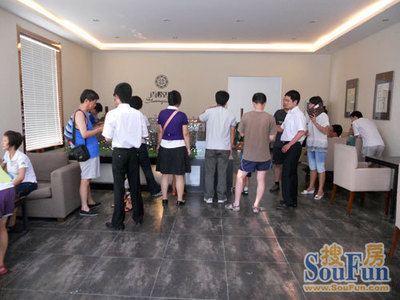 香格里樓盤(pán)銷(xiāo)售火爆，售樓部咨詢(xún)客戶(hù)絡(luò)繹不絕