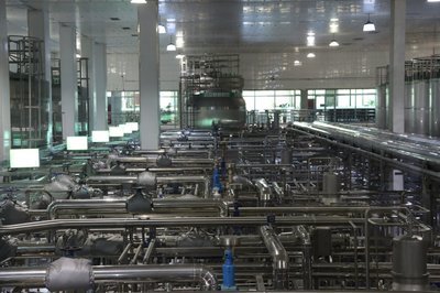 巴彥淖爾這家工廠要火 | 海外大V走進蒙牛磴口工廠 感受最先進的乳業(yè)生產(chǎn)流程(組圖)